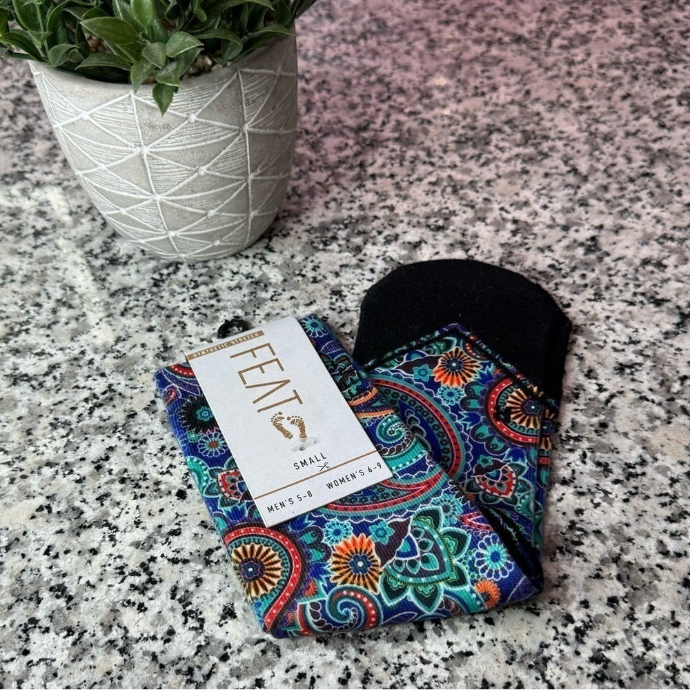 FEAT | Luxury brand of socks NWT Gorgeous Print Size Small